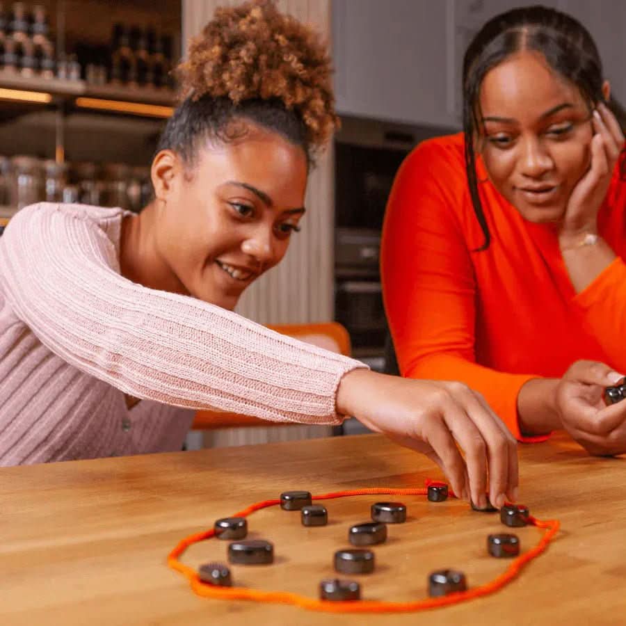 Puili | Magnetic chess game for travelling & strategy